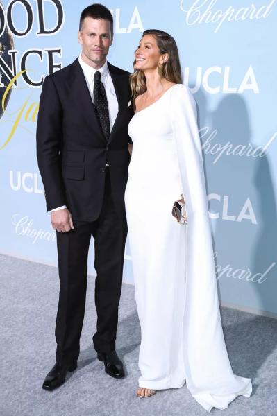 Как Том Брэди отреагировал на свадьбу бывшей жены Жизель Бюндхен
Как Том Брэди отреагировал на свадьбу бывшей жены Жизель Бюндхен