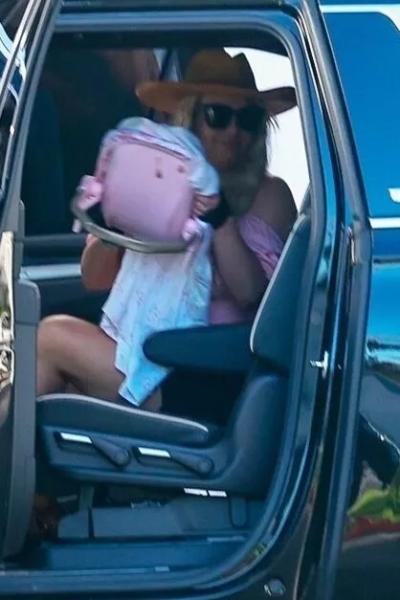 Бритни Спирс замечена с игрушечным младенцем в люльке
Бритни Спирс замечена с игрушечным младенцем в люльке