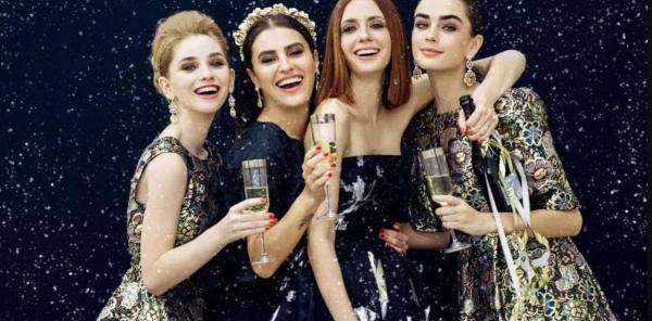 Надену все лучшее разом: 5 ошибок, из-за которых новогодний образ выглядит дешево Надену все лучшее разом: 5 ошибок, из-за которых новогодний образ выглядит дешево