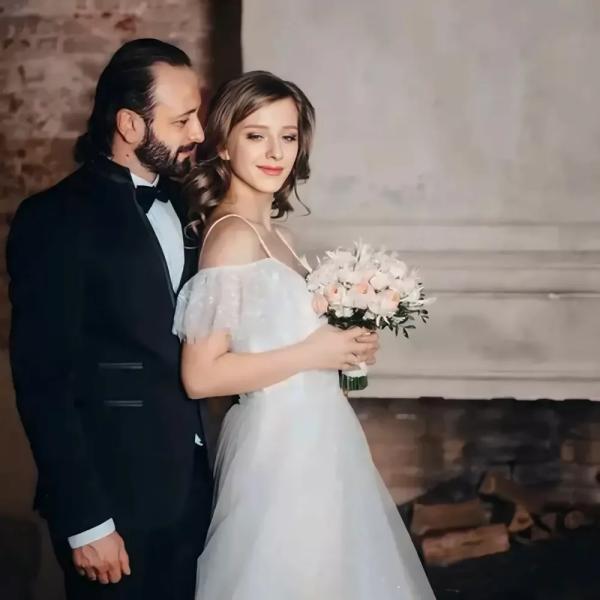 
                Лиза Арзамасова трогательно поздравила Илью Авербуха с годовщиной свадьбы            