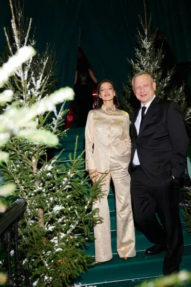 Chanel и бриллианты. Миллионер Олег Новиков вышел в свет с женой — экс-участницей "Дома 2" Инессой Шевчук Chanel и бриллианты. Миллионер Олег Новиков вышел в свет с женой — экс-участницей "Дома 2" Инессой Шевчук