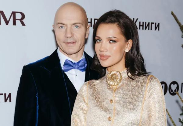 Chanel и бриллианты. Миллионер Олег Новиков вышел в свет с женой — экс-участницей "Дома 2" Инессой Шевчук Chanel и бриллианты. Миллионер Олег Новиков вышел в свет с женой — экс-участницей "Дома 2" Инессой Шевчук