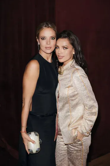 Chanel и бриллианты. Миллионер Олег Новиков вышел в свет с женой — экс-участницей "Дома 2" Инессой Шевчук Chanel и бриллианты. Миллионер Олег Новиков вышел в свет с женой — экс-участницей "Дома 2" Инессой Шевчук