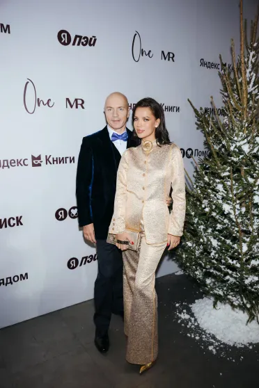 Chanel и бриллианты. Миллионер Олег Новиков вышел в свет с женой — экс-участницей "Дома 2" Инессой Шевчук Chanel и бриллианты. Миллионер Олег Новиков вышел в свет с женой — экс-участницей "Дома 2" Инессой Шевчук