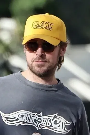 Еву Мендес и Райана Гослинга засняли с подросшими дочерьми