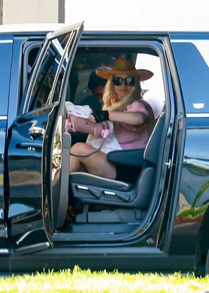 Бритни Спирс замечена с игрушечным младенцем в люльке
Бритни Спирс замечена с игрушечным младенцем в люльке