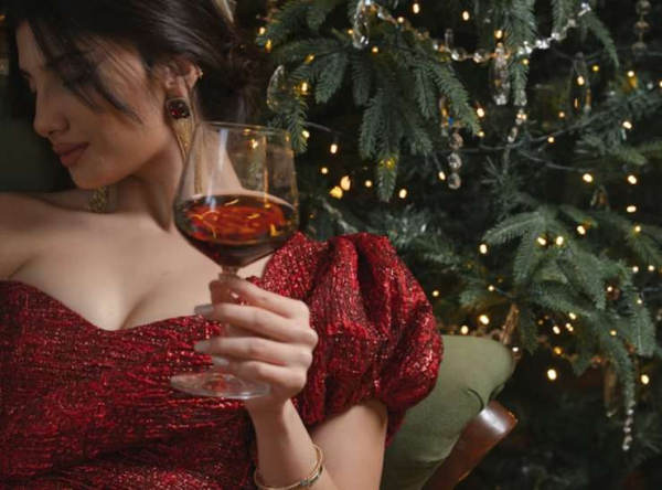 Надену все лучшее разом: 5 ошибок, из-за которых новогодний образ выглядит дешево Надену все лучшее разом: 5 ошибок, из-за которых новогодний образ выглядит дешево