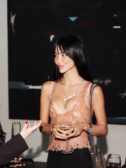 Глюкоза с младшей дочерью, Ксения Собчак и Александр Цекало с женой Дариной Эрвин на открытии выставки Генри Александра Леви Глюкоза с младшей дочерью, Ксения Собчак и Александр Цекало с женой Дариной Эрвин на открытии выставки Генри Александра Леви