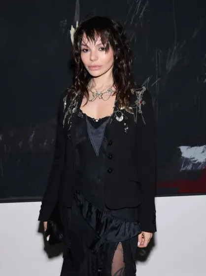 Глюкоза с младшей дочерью, Ксения Собчак и Александр Цекало с женой Дариной Эрвин на открытии выставки Генри Александра Леви Глюкоза с младшей дочерью, Ксения Собчак и Александр Цекало с женой Дариной Эрвин на открытии выставки Генри Александра Леви