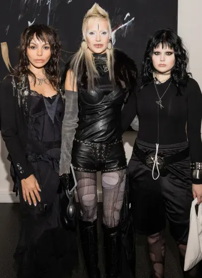 Глюкоза с младшей дочерью, Ксения Собчак и Александр Цекало с женой Дариной Эрвин на открытии выставки Генри Александра Леви Глюкоза с младшей дочерью, Ксения Собчак и Александр Цекало с женой Дариной Эрвин на открытии выставки Генри Александра Леви