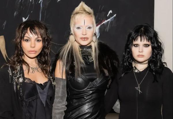 Глюкоза с младшей дочерью, Ксения Собчак и Александр Цекало с женой Дариной Эрвин на открытии выставки Генри Александра Леви Глюкоза с младшей дочерью, Ксения Собчак и Александр Цекало с женой Дариной Эрвин на открытии выставки Генри Александра Леви