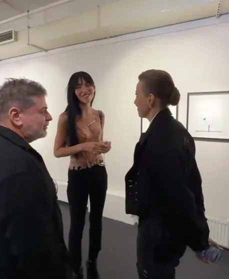 Глюкоза с младшей дочерью, Ксения Собчак и Александр Цекало с женой Дариной Эрвин на открытии выставки Генри Александра Леви Глюкоза с младшей дочерью, Ксения Собчак и Александр Цекало с женой Дариной Эрвин на открытии выставки Генри Александра Леви