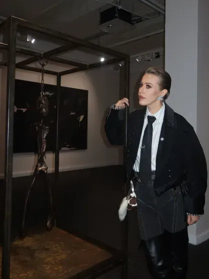 Глюкоза с младшей дочерью, Ксения Собчак и Александр Цекало с женой Дариной Эрвин на открытии выставки Генри Александра Леви Глюкоза с младшей дочерью, Ксения Собчак и Александр Цекало с женой Дариной Эрвин на открытии выставки Генри Александра Леви