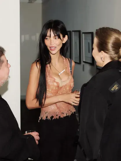 Глюкоза с младшей дочерью, Ксения Собчак и Александр Цекало с женой Дариной Эрвин на открытии выставки Генри Александра Леви Глюкоза с младшей дочерью, Ксения Собчак и Александр Цекало с женой Дариной Эрвин на открытии выставки Генри Александра Леви