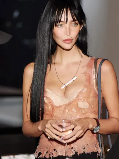 Глюкоза с младшей дочерью, Ксения Собчак и Александр Цекало с женой Дариной Эрвин на открытии выставки Генри Александра Леви Глюкоза с младшей дочерью, Ксения Собчак и Александр Цекало с женой Дариной Эрвин на открытии выставки Генри Александра Леви