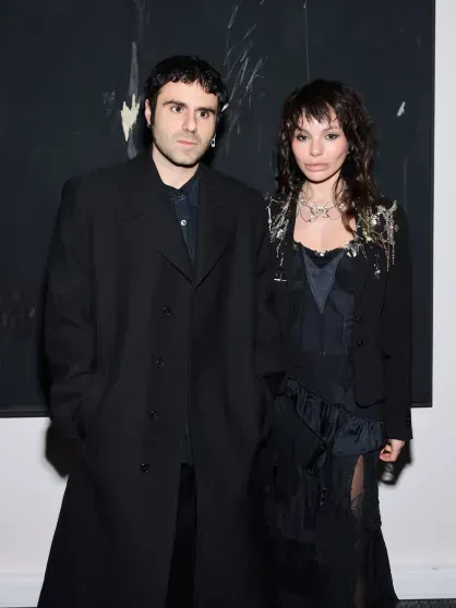 Глюкоза с младшей дочерью, Ксения Собчак и Александр Цекало с женой Дариной Эрвин на открытии выставки Генри Александра Леви Глюкоза с младшей дочерью, Ксения Собчак и Александр Цекало с женой Дариной Эрвин на открытии выставки Генри Александра Леви