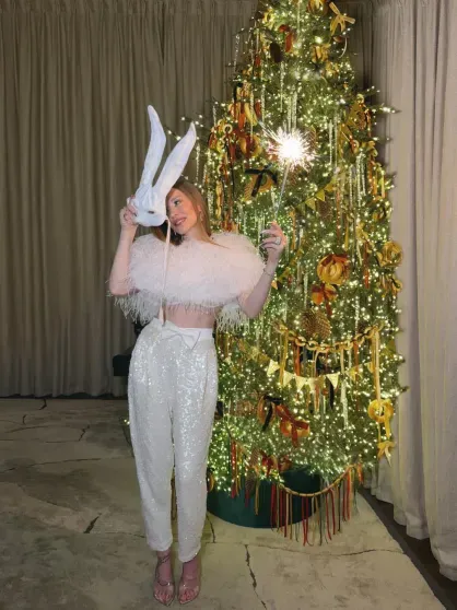 Юлия Высоцкая, Ксения Бородина, Анастасия Решетова, Милош Бикович, Ида Галич: как звёзды украсили дома к Новому году