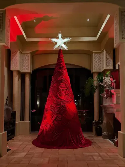 Юлия Высоцкая, Ксения Бородина, Анастасия Решетова, Милош Бикович, Ида Галич: как звёзды украсили дома к Новому году