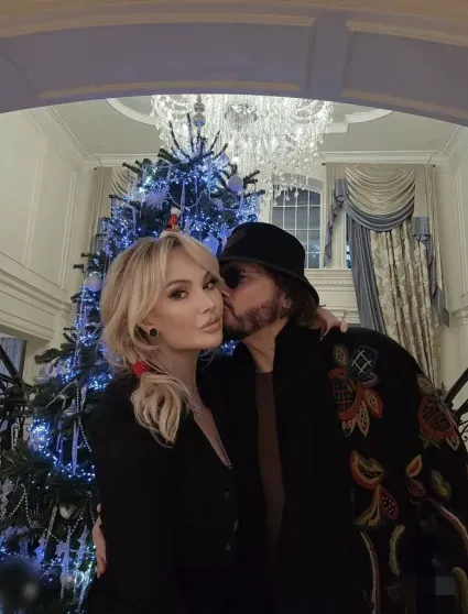 Юлия Высоцкая, Ксения Бородина, Анастасия Решетова, Милош Бикович, Ида Галич: как звёзды украсили дома к Новому году