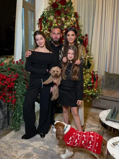 Юлия Высоцкая, Ксения Бородина, Анастасия Решетова, Милош Бикович, Ида Галич: как звёзды украсили дома к Новому году