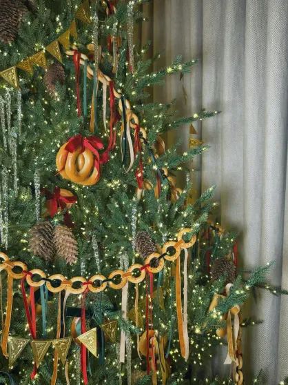 Юлия Высоцкая, Ксения Бородина, Анастасия Решетова, Милош Бикович, Ида Галич: как звёзды украсили дома к Новому году