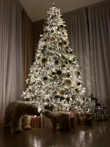 Юлия Высоцкая, Ксения Бородина, Анастасия Решетова, Милош Бикович, Ида Галич: как звёзды украсили дома к Новому году