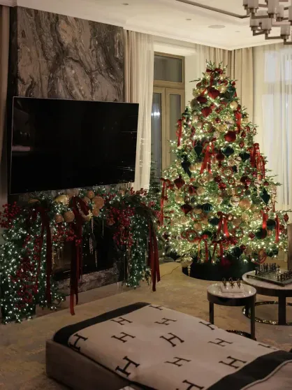 Юлия Высоцкая, Ксения Бородина, Анастасия Решетова, Милош Бикович, Ида Галич: как звёзды украсили дома к Новому году