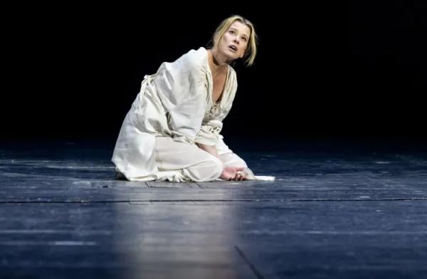 "Красива, женственна, притягательна". В сети обсуждают Юлию Высоцкую в спектакле "Макбет" и реакцию её мужа Андрея Кончаловского "Красива, женственна, притягательна". В сети обсуждают Юлию Высоцкую в спектакле "Макбет" и реакцию её мужа Андрея Кончаловского