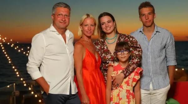 "На этих бабах мои деньги. В ушах, на пальцах, на шее — мои налоги". На Spletnik обсуждают миллиардные хищения и личную жизнь экс-замминистра обороны Тимура Иванова "На этих бабах мои деньги. В ушах, на пальцах, на шее — мои налоги". На Spletnik обсуждают миллиардные хищения и личную жизнь экс-замминистра обороны Тимура Иванова