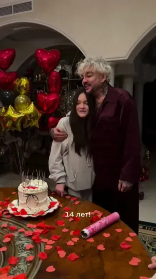 Подарки из ЦУМа, хлопушки и торт: Филипп Киркоров отпраздновал 14-летие дочери Подарки из ЦУМа, хлопушки и торт: Филипп Киркоров отпраздновал 14-летие дочери