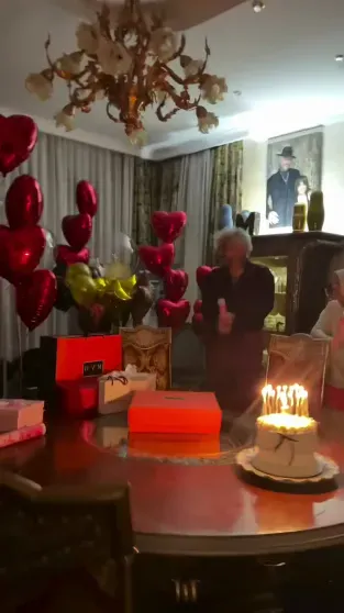 Подарки из ЦУМа, хлопушки и торт: Филипп Киркоров отпраздновал 14-летие дочери Подарки из ЦУМа, хлопушки и торт: Филипп Киркоров отпраздновал 14-летие дочери