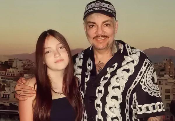 Подарки из ЦУМа, хлопушки и торт: Филипп Киркоров отпраздновал 14-летие дочери Подарки из ЦУМа, хлопушки и торт: Филипп Киркоров отпраздновал 14-летие дочери