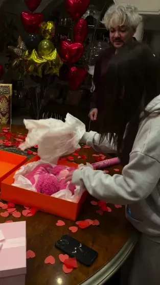 Подарки из ЦУМа, хлопушки и торт: Филипп Киркоров отпраздновал 14-летие дочери Подарки из ЦУМа, хлопушки и торт: Филипп Киркоров отпраздновал 14-летие дочери