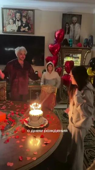 Подарки из ЦУМа, хлопушки и торт: Филипп Киркоров отпраздновал 14-летие дочери Подарки из ЦУМа, хлопушки и торт: Филипп Киркоров отпраздновал 14-летие дочери
