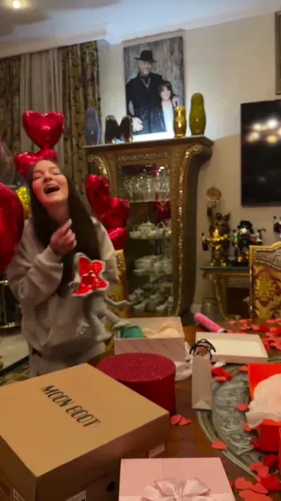 Подарки из ЦУМа, хлопушки и торт: Филипп Киркоров отпраздновал 14-летие дочери Подарки из ЦУМа, хлопушки и торт: Филипп Киркоров отпраздновал 14-летие дочери