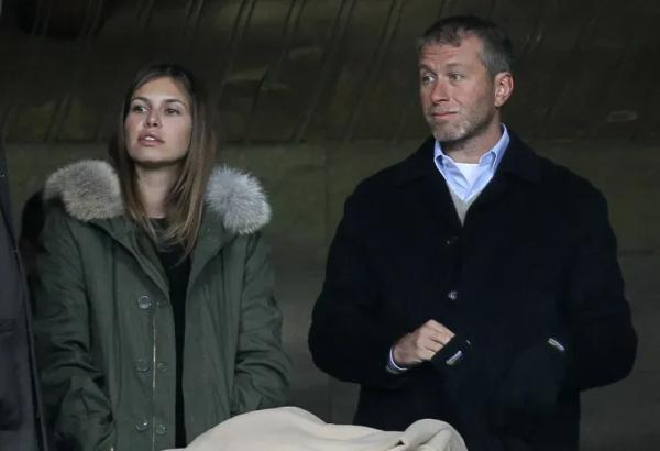 "Вечеринка, Париж, 2007 год". В сети появилось архивное фото Даши Жуковой до замужества с Романом Абрамовичем