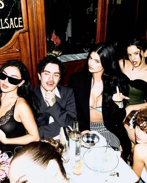 Тимати Шаламе устроил мальчишник на фоне слухов разрыве с Кайли Дженнер — чем она ответила
Тимати Шаламе устроил мальчишник на фоне слухов разрыве с Кайли Дженнер — чем она ответила