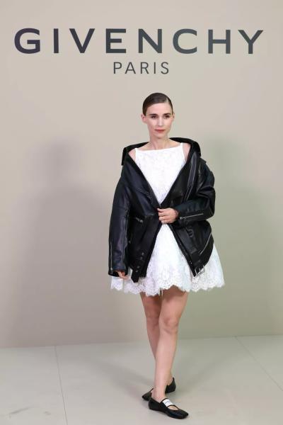 Шарлиз Терон, Руни Мара, Дженна Ортега на показе Givenchy
Шарлиз Терон, Руни Мара, Дженна Ортега на показе Givenchy