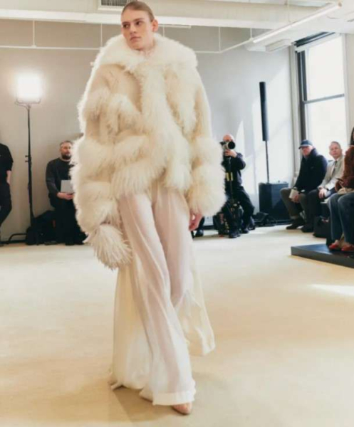 Стильная и пушистая: меховые фантазии для уютной зимы Стильная и пушистая: меховые фантазии для уютной зимы