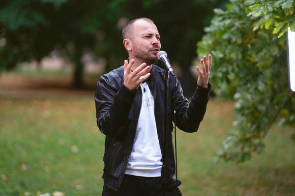 «Дети помогли встать на ноги»: Ярослав Сумишевский о пережитой трагедии, непростых вопросах сына и обретенном личном счастье «Дети помогли встать на ноги»: Ярослав Сумишевский о пережитой трагедии, непростых вопросах сына и обретенном личном счастье