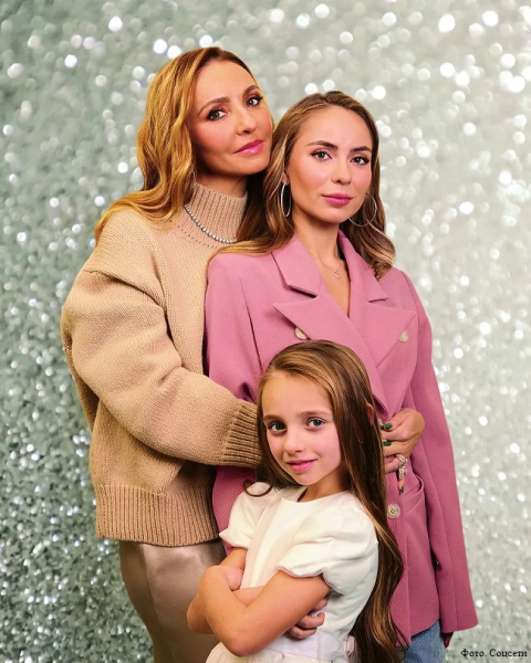 Татьяна Навка прогулялась по стекленному мосту с дочками (видео) Татьяна Навка прогулялась по стекленному мосту с дочками (видео)