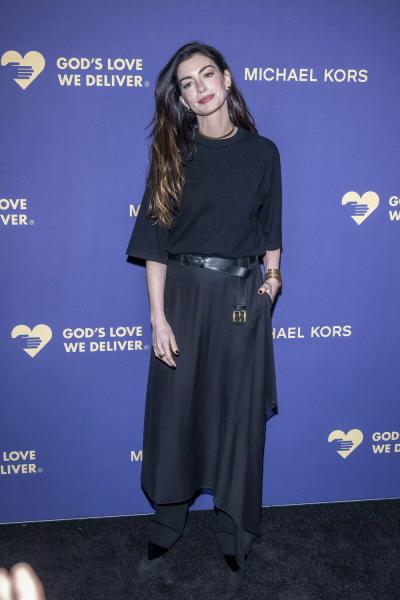 Энн Хэтэуэй, Хлоя Севиньи и другие звезды на Golden Heart Awards 2025
Энн Хэтэуэй, Хлоя Севиньи и другие звезды на Golden Heart Awards 2025