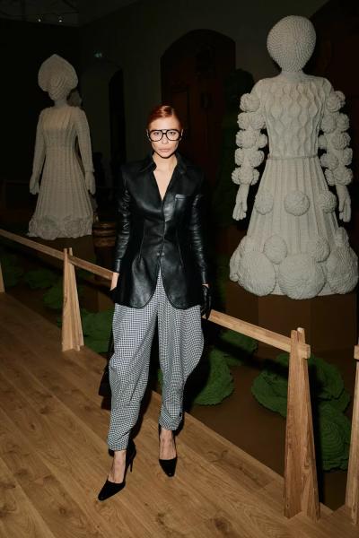 Марианна Максимовская, Таня Геворкян, Лина Дембикова и другие на открытии выставки "Сны Алены"
Марианна Максимовская, Таня Геворкян, Лина Дембикова и другие на открытии выставки "Сны Алены"