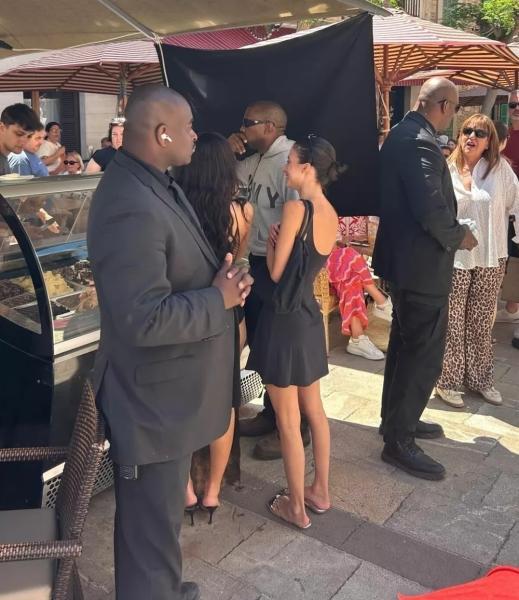 Бьянка Ценсори в провокационном наряде гуляет по рынку в Испании
Бьянка Ценсори в провокационном наряде гуляет по рынку в Испании