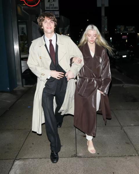 Аня Тейлор-Джой с мужем сходили на день рождения подруги в парных аутфитах
Аня Тейлор-Джой с мужем сходили на день рождения подруги в парных аутфитах