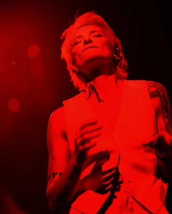 Жизнь, слезы и любовь главной рок-леди Дианы Арбениной: «Я стараюсь сохранить то, что имею, но не все зависит от меня» Жизнь, слезы и любовь главной рок-леди Дианы Арбениной: «Я стараюсь сохранить то, что имею, но не все зависит от меня»