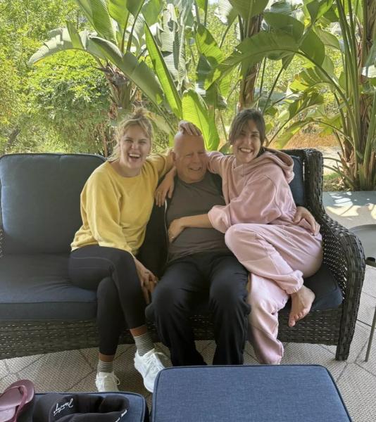 Дочь Брюса Уиллиса поделилась редким фото угасающего отца
Дочь Брюса Уиллиса поделилась редким фото угасающего отца