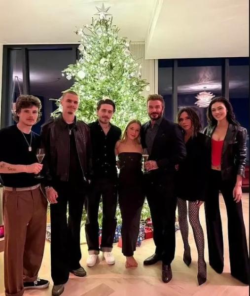 В сети нашли последний портрет семейства Бекхэмов до раскола — когда он снят
В сети нашли последний портрет семейства Бекхэмов до раскола — когда он снят