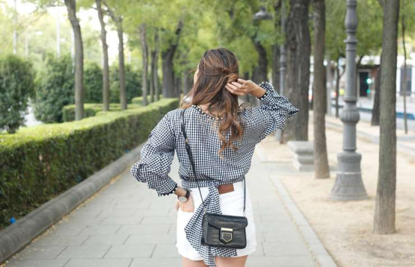 Французский акцент: простые способы стильно вписать клетку виши в летний гардероб Французский акцент: простые способы стильно вписать клетку виши в летний гардероб