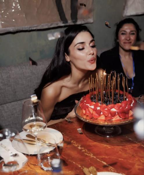 Ханде Эрчел опубликовала фото из Москвы и обратилась к фанатам на русском
Ханде Эрчел опубликовала фото из Москвы и обратилась к фанатам на русском